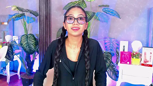 Snapshot of Tyla_Ks chatting on December 4, 2025, 7:33 pm Tyla Ks online show from December 4, 2025, 7:33 pm