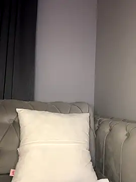 laraaaaaa online show from October 27, 2025, 4:55 pm