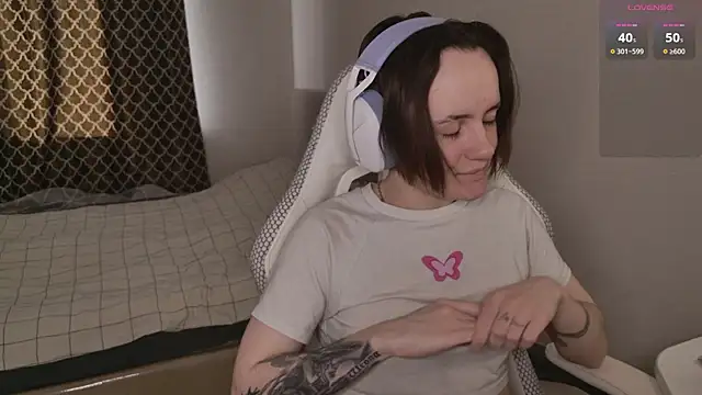 Luna Loveee online show from April 15, 2026, 4:30 am