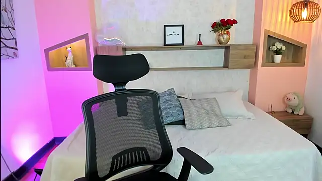 Lucia Brown  online show from March 6, 2025, 11:47 am