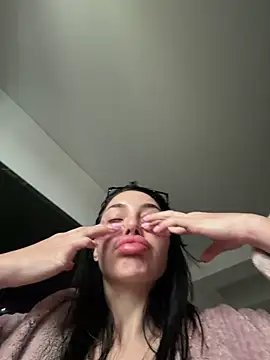 Mia Splash online show from February 7, 2026, 1:15 pm