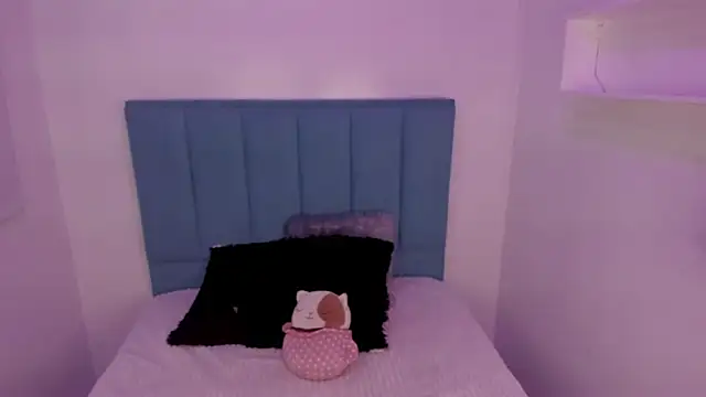 Anniie  Evans online show from October 9, 2025, 4:27 pm