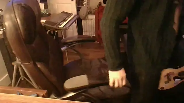 JCstrings online show from February 21, 2025, 4:40 am