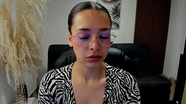 angeline davies online show from September 26, 2025, 1:26 pm