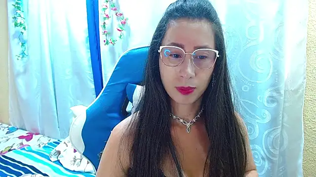 Gia leinn online show from November 18, 2025, 8:02 pm