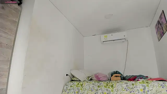 flor herrera01 online show from September 19, 2025, 5:09 am