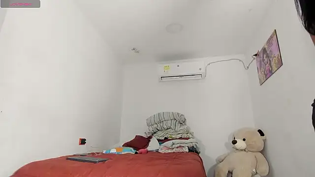 flor herrera01 online show from March 5, 2026, 4:08 am