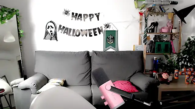 Della Ideal online show from October 28, 2025, 9:46 am