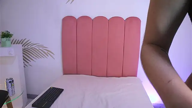 Snapshot of DaphneGlas chatting on February 27, 2025, 8:31 pm DaphneGlas online show from February 27, 2025, 8:31 pm