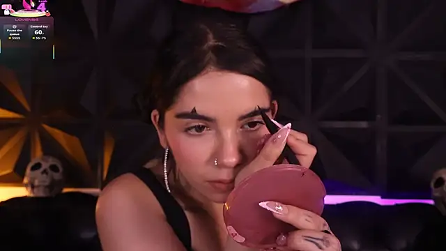 Snapshot of DaphneGlas chatting on October 31, 2025, 1:01 pm DaphneGlas online show from October 31, 2025, 1:01 pm