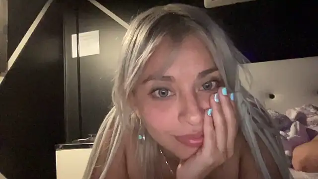 Snapshot of WhiteSnow09 chatting on February 28, 2025, 1:05 am WhiteSnow09 online show from February 28, 2025, 1:05 am