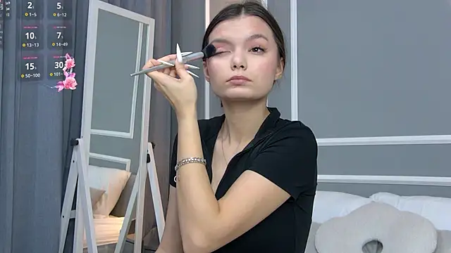 AsterQuinn online show from November 23, 2025, 3:45 pm