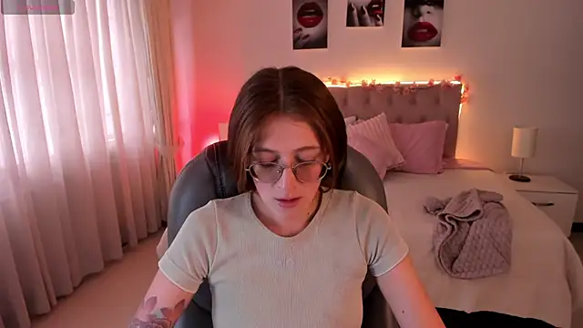 Emily Warren  online show from October 16, 2025, 7:37 pm