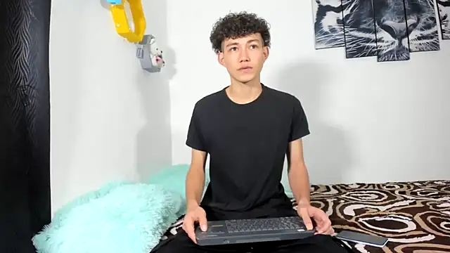 Snapshot of Maxxi_hot23 chatting on March 15, 2025, 2:01 pm Maxxi hot23 online show from March 15, 2025, 2:01 pm