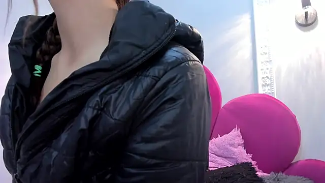 Bonniie 22 online show from September 19, 2025, 1:23 pm