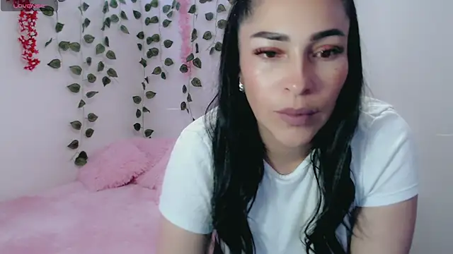 Snapshot of luna_lgomez_ chatting on March 8, 2025, 11:05 am luna lgomez online show from March 8, 2025, 11:05 am