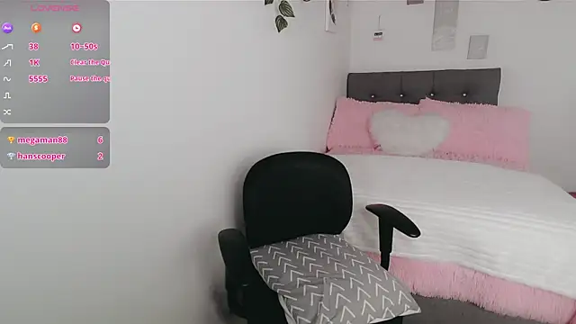 luna lgomez  online show from December 17, 2025, 1:39 pm