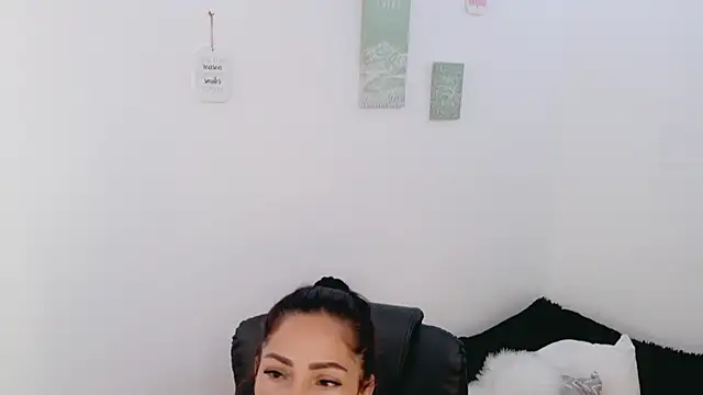 luna lgomez  online show from March 31, 2026, 4:07 pm