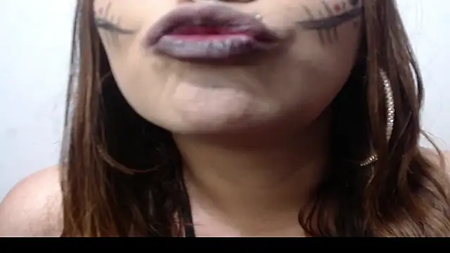 nicollewayne10 online show from November 1, 2025, 1:07 am