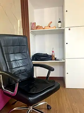 PinkyMoon online show from November 13, 2025, 5:39 am