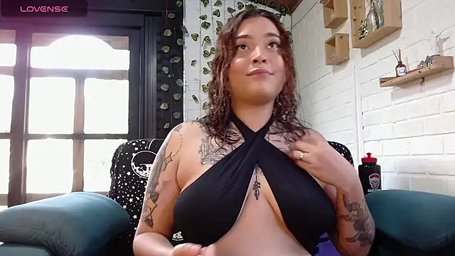 LiraSonnett online show from November 22, 2025, 9:03 pm