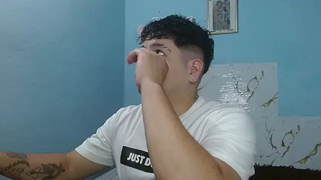 Snapshot of lunaxxx_69 chatting on March 18, 2025, 1:43 am lunaxxx 69 online show from March 18, 2025, 1:43 am