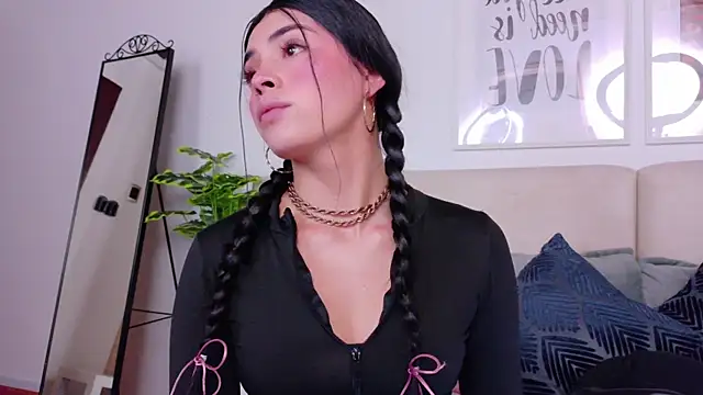 SaritaBratz online show from November 14, 2025, 8:40 pm