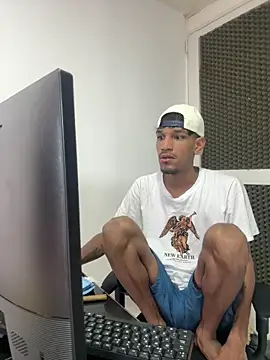 Snapshot of Miguel_bigcock chatting on May 16, 2026, 2:05 pm Miguel bigcock online show from May 16, 2026, 2:05 pm