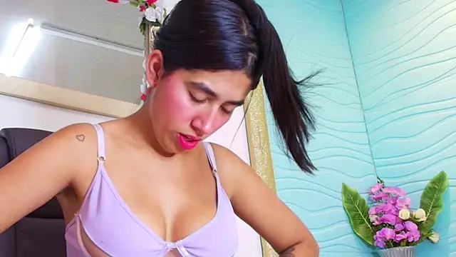 Mia Montess online show from September 18, 2025, 1:57 pm