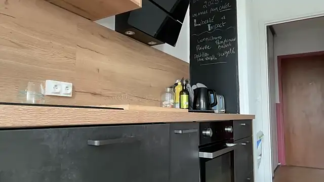 HevaRose online show from September 18, 2025, 10:06 am