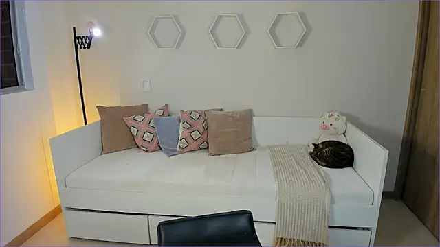 ValentinaMilann online show from March 21, 2026, 1:54 am