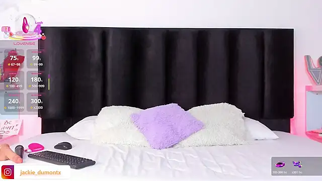 Snapshot of JackieDumont1 chatting on November 7, 2025, 8:20 pm JackieDumont1 online show from November 7, 2025, 8:20 pm