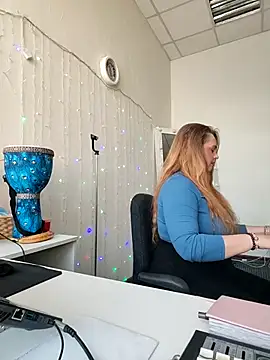 Juicy PeachLux online show from February 12, 2026, 7:58 am