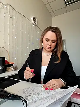 Juicy PeachLux online show from April 1, 2026, 5:52 am