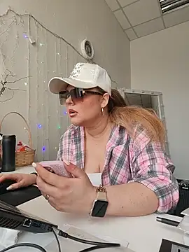 Juicy PeachLux online show from May 13, 2026, 5:49 am
