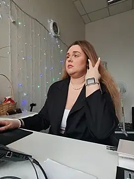 Juicy PeachLux online show from May 20, 2026, 5:46 am