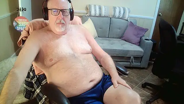 Snapshot of superbearboss chatting on May 7, 2026, 5:40 pm superbearboss online show from May 7, 2026, 5:40 pm