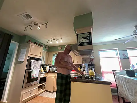 Snapshot of superbearboss chatting on May 10, 2026, 3:28 pm superbearboss online show from May 10, 2026, 3:28 pm