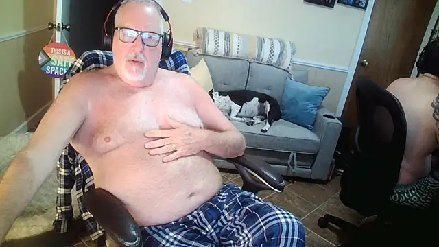 Snapshot of superbearboss chatting on May 17, 2026, 12:45 pm superbearboss online show from May 17, 2026, 12:45 pm