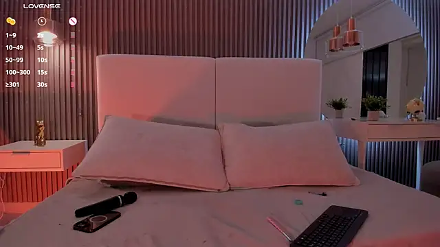 Zoewhitte online show from December 1, 2025, 11:59 am