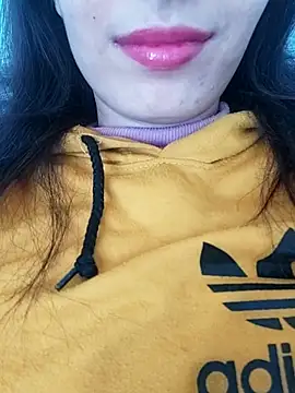 saraaxx1 online show from December 18, 2025, 12:22 pm