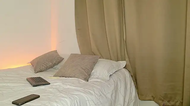 isahilton1 online show from March 16, 2025, 12:01 am