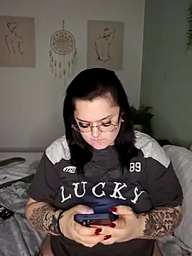 Snapshot of Saucy-Serenity chatting on December 21, 2025, 9:11 pm Saucy-Serenity online show from December 21, 2025, 9:11 pm