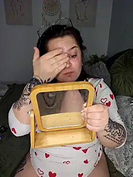 Snapshot of Saucy-Serenity chatting on January 5, 2026, 8:34 pm Saucy-Serenity online show from January 5, 2026, 8:34 pm