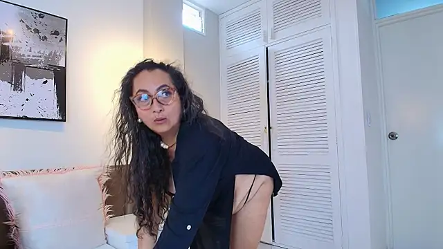 Snapshot of AlessandraLeroy chatting on June 3, 2026, 2:33 pm AlessandraLeroy online show from June 3, 2026, 2:33 pm