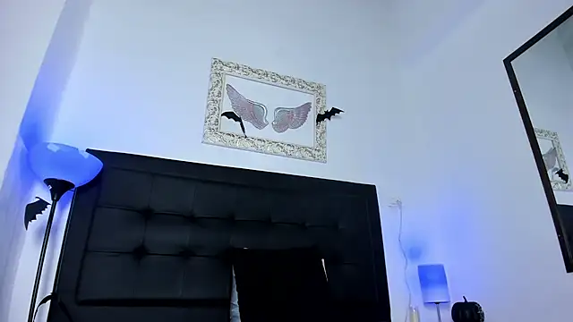 Lola Blondie online show from November 5, 2025, 12:38 pm