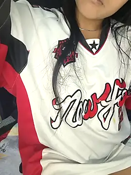 Snapshot of bella_warzon chatting on October 18, 2025, 9:37 pm bella warzon online show from October 18, 2025, 9:37 pm