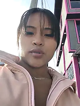 Snapshot of bella_warzon chatting on October 19, 2025, 9:15 pm bella warzon online show from October 19, 2025, 9:15 pm