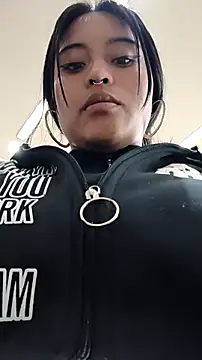 Snapshot of bella_warzon chatting on February 17, 2026, 3:40 pm bella warzon online show from February 17, 2026, 3:40 pm