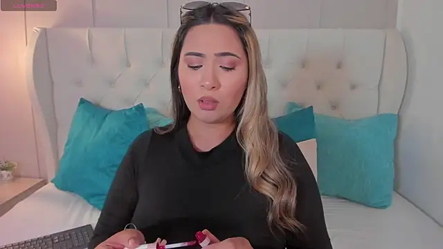 Snapshot of megan_jonesss chatting on October 8, 2025, 9:34 pm megan jonesss online show from October 8, 2025, 9:34 pm
